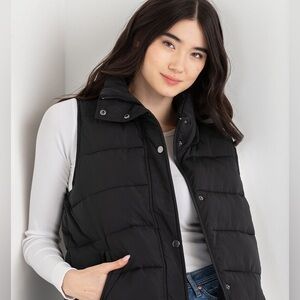 Old Navy Black Puffer Vest - Medium